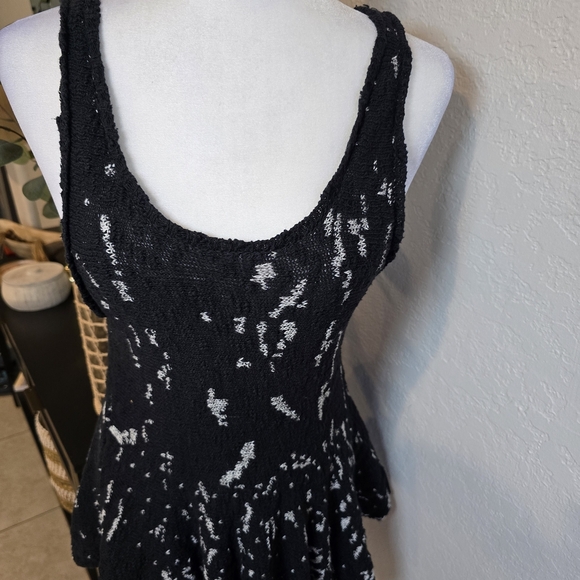 Free People Women’s Flared Bohemian Scoop Stylish Black And White Sweater Top M - Picture 9 of 10